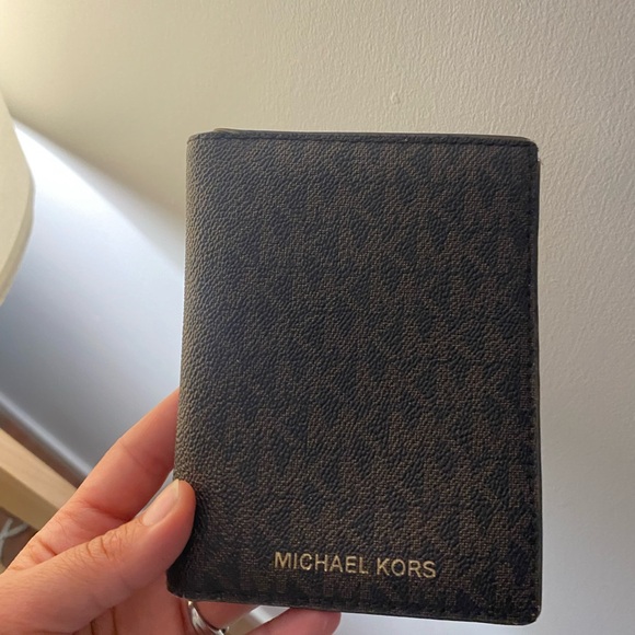 Michael Kors passport holder and wallet - Picture 1 of 3